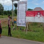 Sosialisasikan ke Warga, Polsubsektor Banggoi Pasang Baliho Maklumat Kapolri