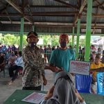 Bhabinkamtibmas Waiketam Baru Kawal Penyaluran BLT Tahap III di Desa Binaan