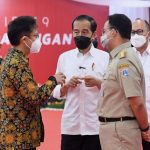 Presiden Jokowi Tinjau Vaksinasi Massal bagi para pelaku usaha perdagangan di TM Thamrin City