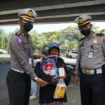 PPKM Level IV di Makassar, Polantas Ini Beli Dagangan Penjual Asongan  Dan Bagikan Bansos di Flyover